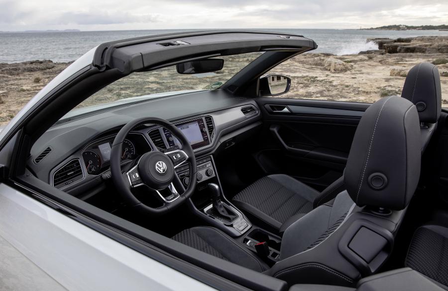 Интерьер Volkswagen T-Roc Cabriolet R-Line 2019 года  (WW) (фото 124 из 137)